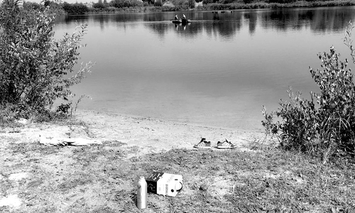 Die zurückgelassenen Sachen am Stederdorfer Kiesteich. Wird der Vorfall jemals geklärt? Fotos: Aktuell24(BM)