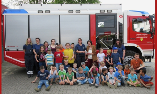 Zur Gründung der Kinderfeuerwehr übergab Rosemarie Gerlach im Namen der IGS eine grosszügige Spende im Wert von 400 Euro. Foto: S.Künne
