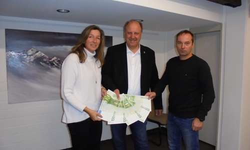 Von links: Tanja Perschke, Andreas Memmert und Bernd Perschke bei der Spendenübergabe. Foto: Gemeinde Schladen-Werla