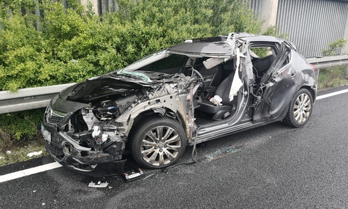 Der Wagen hatte sich unter den LKW geschoben. Fotos und Video: aktuell24/Kr