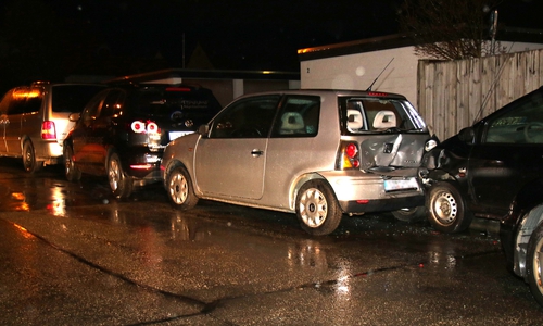18-Jähriger schob mit seinem Fahrzeug mehrere parkende Autos aufeinander. Foto: Rudolf Karliczek