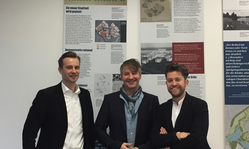 Das Beraterteam der InfoZentrale mit (von links) Jonas Fahlbusch, Tobias Kuhlmann und Predrag Gorgiev. Foto: Stadt Wolfsburg