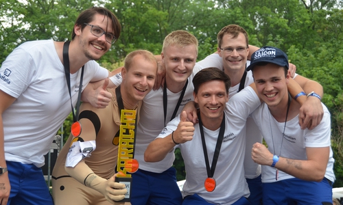 Das Ostfalia-Rennteam holte sich den Pokal beim 9. Internationalen Akkuschrauberrennen in Hildesheim. Foto: Ostfalia 
