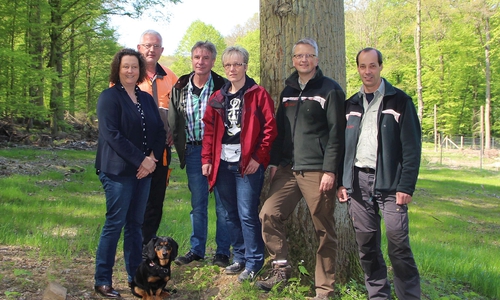 Die Organisatoren der Stadtforst Wolfsburg mit Dirk Schäfer (2. v. l.), Ronald von Münster (r.), Claus Potthast (2. v. l.)  und der LSW mit Birgit Wiechert (l.), Holger Stackfleth und Antje Wagner freuen sich auf die Brunnen- und Quellenwanderung am 21. Mai. Foto: LSW