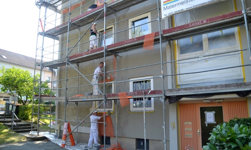 Ein Maler-Team nimmt sich der Fassade an. Diese bekommt bald
kräftige Farben. Foto: Privat
