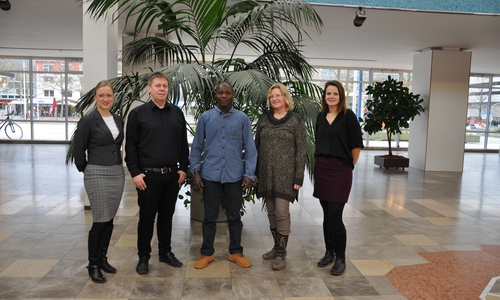Schulleiter Clemens Rother (2.v.l.), Katrin Woelk (2.v.r.) und Heidi Steiln (r.), beide Lehrkräfte am ASG, begleiteten Euloge Avolonto (Mitte), Deutschlehrer aus Benin, zur Begrüßung im Wolfsburger Rathaus. Christin Eckstein (l.), Referat Internationale Beziehungen Stadt Wolfsburg, zeigte den Besuchern das Rathaus. Foto: Stadt Wolfsburg