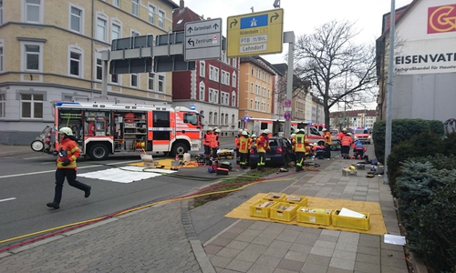 Aus bislang ungeklärter Ursache prallte ein VW Polo auf dem Neustadtring gegen einen Masten. Foto/Video: aktuell24 (sk)