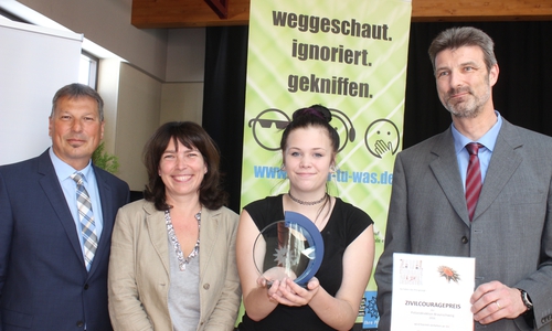 Braunschweigs Polizeipräsident Michael Pientka übergab am Freitag den Zivilcourage-Preis der Polizeidirektion Braunschweig an Natalie Friehe (Schülervertreterin) und Peter Rausche (stellvertretender Schulleiter Oberschule Bad Harzburg). Inga Rau (Schulleiterin Werner von Siemens-Gymnasium) freute sich über den Preis für die Partnerschule. Foto: Anke Donner 