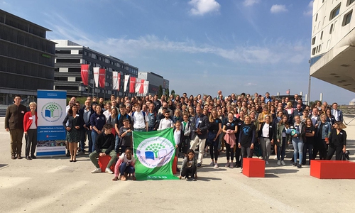 Alle Teilnehmer der Preisverleihung vor dem phaeno in Wolfsburg. Foto: phaeno