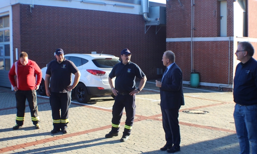 Die Kameradinnen und Kameraden wurden bei der Rückkehr unter anderem von Landrat Gerhard Radeck (2. v. re.) empfangen. Fotos: Kreisfeuerwehr Helmstedt