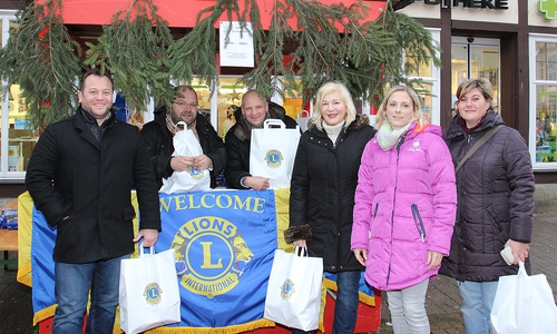 Der Lions Club Wolfenbüttel - Herzog August wird am 28. November wieder weihnachtliche Leckereien für den guten Zweck verkaufen.
Foto: Raedlein