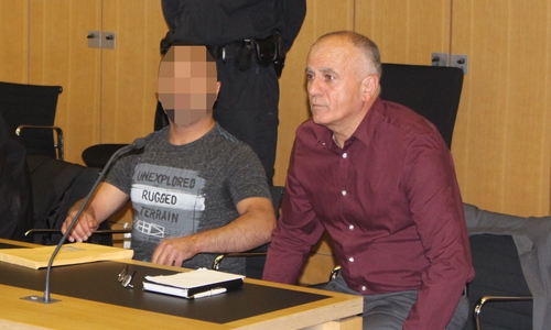 Der Angeklagte (li.) mit seinem Dolmetscher. Fotos: Alexander Dontscheff