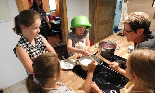 Das gemeinsame Kochen machte allen Teilnehmern viel Spaß. Fotos: Gemeinde Lehre