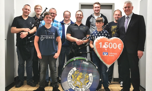 Die Vertreter der Owl Town Pipe & Drum Band freuen sich über die Spende von 1.500 Euro für neue Instrumente und die Unterstützung der Jugendarbeit. Rainer Falkenhagen (rechts), Leiter des Geschäftsstellenverbunds Peine-Mitte bei der Volksbank BraWo, übergab die Spende während des Übungsabends der Band im Bürgerzentrum Bülten.
Foto: Volksbank BraWo   