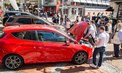 Rund 100 Neuwagen bevölkern am 27. und 28. April die Innenstadt.  Fotos: PeineMarketing GmbH