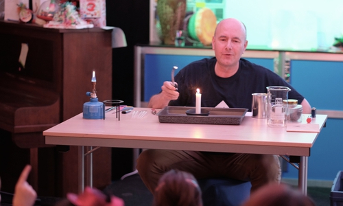 Christoph Michel aus dem Entdeckerladen ist diesmal mit einer Lichter- Experimentier-Show zu Gast. Foto: Christoph Michel 