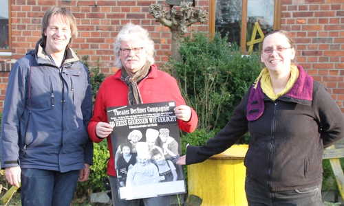 Asse-Aktivisten Lutz Seifert, Manfred Kramer und Claudia Seifert mit dem Plakat des Theaterstückes. Foto: Privat