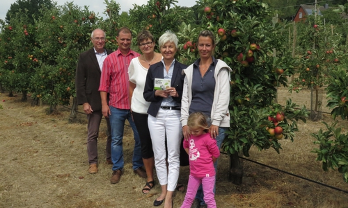 Stellten Programm und Idee des Apfelherbstes im Braunschweiger Land vor (v.l.): Kreisbaudirektor Claus-Jürgen Schillmann, Obstbauer Michael Molks, Simone Reese (Gleichstellungsbeauftrage Stadt Wolfenbüttel), Landrätin Christiana Steinbrügge, Obstbäuerin Jessica Molks mit Tochter. Foto: Landkreis Wolfenbüttel