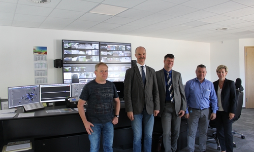 Die Stadtwerke stellen sich vor. Netzwärter Jens Bielau, Geschäftsführer Matthias Tramp, Guido Kempter, Abteilungsleiter des Netzmanagements, Ioannis Lipidakis, technische Führungskraft im Bereich Strom und Kerstin Hecker, Leiterin des Marketings und Öffentlichkeitsarbeit präsentieren die erst kürzlich fertiggestellte Netzleitwarte. Fotos: Jonas Walter