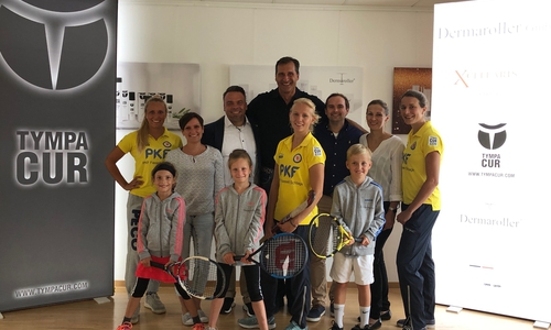 Sportler und Sponsor beim Gruppenbild, hintere Reihe:
Gesa Blumenberg (Eintracht Braunschweig), Dermaroller-Finanzleiterin Helene Tomerius, Dermaroller-Geschäftsführer Michael Tomerius, Dermaroller-Markenbotschafter und Ex-Leichtathlet Lars Riedel, Dermaroller-Marketingleiter Jörg Schaller, Dermaroller-PR-Leiterin Manuela Harms und Dinah Fröhlich (Eintracht Braunschweig).
Vordere Reihe: Valentina Lange und Sophie Königsbauer (beide Tennisverband Region Harz-Heide), Emely Vysoudil (Eintracht Braunschweig) und Fritz Leip (Tennisverband Harz-Heide). Alle Fotos: Marc Angerstein