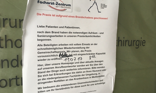 An der Eingangstür werden die Patienten bereits über die Öffnung informiert. Foto: Nick Wenkel