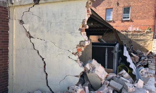 In Grasleben ist ein LKW in eine Mauer gefahren. Fotos: Feuerwehr Grasleben.