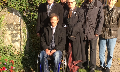 Klaus-Dieter Heid, Christian Kraemer (sitzend), Dr. Manfred Wolfrum, Achim Nieder, Horst Meyer und Reiner Kroppenstedt am Gedenkstein vor der Herzog-August-Bibliothek im Rahmen der AFD-Gedenkveranstaltung. Foto: Marc Angerstein