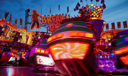 Abendliche Lichterstimmung auf dem Goslarer Schuetzenfest. Foto: Visum/ Stefan Sobotta