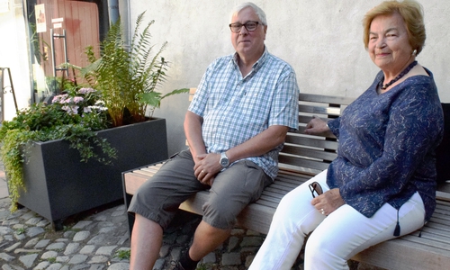 Der Vorsitzende der Seniorenvertretung, Siegfried Rey, und seine Vorgängerin Annelies Tschupke sitzen auf der neuen Bank Probe. Foto: Stadt Goslar