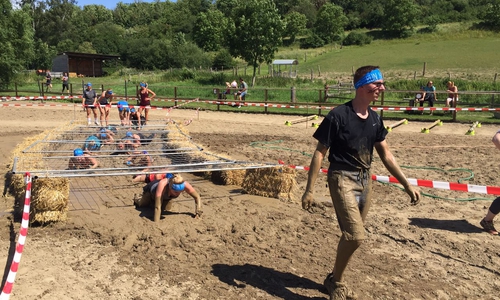Am Sonntag fand ein Hindernislauf in Hornburg statt. Dabei ging es für die Teilnehmer auch durch Schlamm.Fotos/Video: Anke Donner 