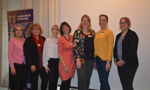 Familienhebammen im Landkreis Gifhorn: Nina Petrakov, Petra Dreyer, Heike Lisowski, Ulrike Gimkiewicz, Stefanie Winter, Ulrike Cammann, Christine Wesche. Foto: Landkreis Gifhorn