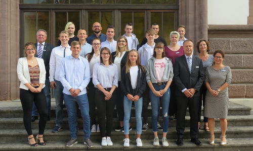 Sie beginnen ihre Karriere beim Landkreis Wolfenbüttel: Calvin Ahl, Hanna Berghorn, Kai Blank, Larissa Böhm, Paul Fütterer, Riccardo Görner, Johannes Hartl, Marcel Hoffmann, Emma Konrad, Tjark Kramer (nicht auf dem Foto), Georg Leopold, Lenja Naatz, Martin Truch, Elena Warkehr und Waldemar Winter. Ein Herzliches Willkommen gab es durch den ersten Kreisrat Heiko Beddig (1. Reihe, 2.v.r.), Ausbildungsleiterin Edith Förg-Reichelt (1. Reihe, 1.v.r.), Gleichstellungsbeauftragte Susanne Löb (2. Reihe, 1.v.r.), Gesamtpersonalrat Klaus Kühle (2. Reihe, 2.v.l.), Personalrätin Kerstin Weise (2. Reihe, 2.v.l.) sowie durch die Jugend- und Auszubildendenvertretenden Julia Germer (1. Reihe, 1.v.l.) und Marvin Unger (3. Reihe, 1.v.r.). Foto: Landkreis Wolfenbüttel