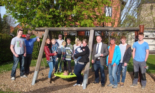 Ortsbürgermeister Tobias Schliephake (4. v. r.) und einige Teilnehmer der Spielplatzbesichtigung. Foto: Kathrin Wondra