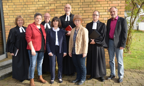 Das Gottesdienstteam gestaltete die Einführung hinten von links Pastorin Anja Jäkel Pastor Markus Lenz, Superintendent Dr. Volker Menke, Pastor Jens Kertess und Diakonie-Geschäftsführer Matthias Böning. Vorne von links die Diakoniemitarbeiterinnen Ulrike Stille-Kretschmer, Bettina Mai und Ute Werrer.

Foto: Kirchenkreis Peine