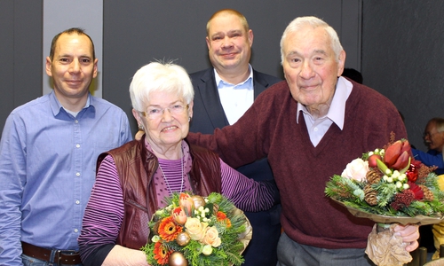 Renate Loos und Günther Podehl erhielten jeweils einen Blumenstrauß. Can Flechtner (li.) und Bürgermeister Wittich Schobert freuen sich mit ihnen. Foto: Stadt Helmstedt/Hartmann