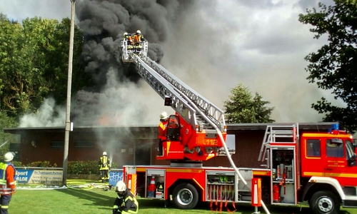 Einer der größten Einsätze der Feuerwehren der Gemeinde Lehre der letzten Jahre dauerte gestern fast sieben Stunden. Fotos: Presseteam der Gemeindefeuerwehr Lehre