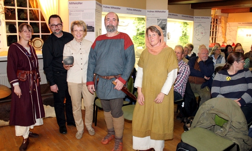 Martina Kluck, Lothar Jungeblut, Dorothee Schacht, Steffen Busse, Anja Stadelmann (v. li.) und einige Besucher. Fotos: Bernd-Uwe Meyer