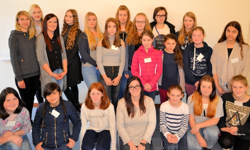 Die 15 Teilnehmerinnen und sechs Anleiterinnen am Zukunftstag 2016 beim Landkreis. Foto: Landkreis Helmstedt