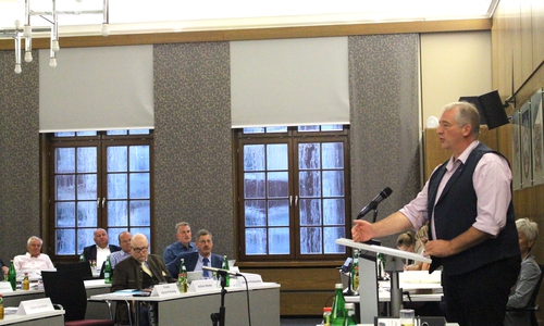 Frank Oesterhelweg bei seinen Ausführungen im Kreistag. Fotos: Nick Wenkel