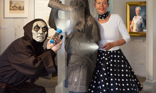 In der Museumsnacht werden Schlossgespenster und Ausstellungsobjekte lebendig. Foto: Stadtmuseum Schloss Wolfsburg/Meike Netzbandt