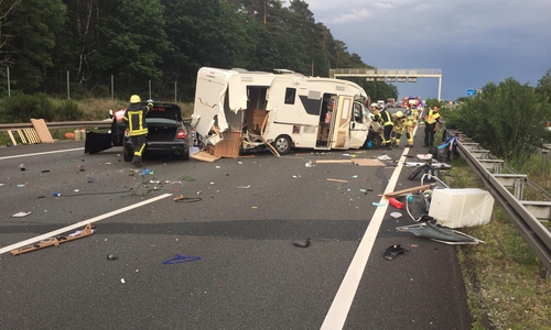 Unter anderem war ein Wohnmobil in den Unfall verwickelt. Fotos: Feuerwehr Helmstedt