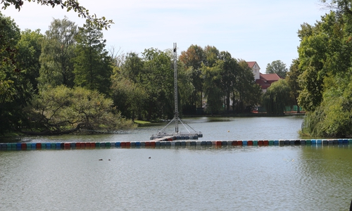 Bereits seit Montag läuft der Aufbau am und auf dem Stadtgraben. Zwei Wasserleinwände die zirka 30 bis 40 Meter vom Ufer entfernt schwimmen sollen, werden als Projektionsfläche dienen. Fotos: Anke Donner/Werner Heise, Video: Werner Heise