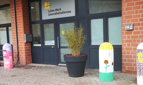 Die neuen Poller vor dem Eingang zur Fachambulanz Lukas-Werk