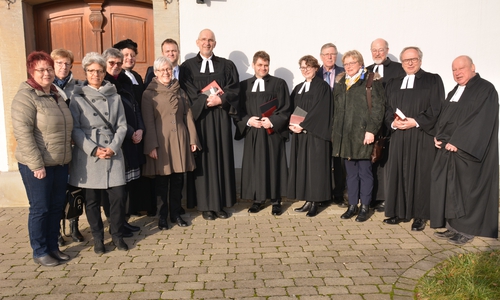 KIrchenvorstand und Kollegen gestalteten die Einführung von Pastor Tobias Reinke (in der Bildmitte).