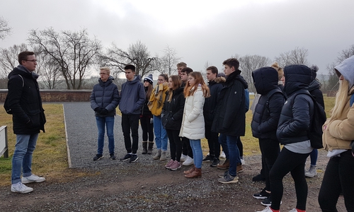 Die Schüler der 10f des THG bei der Führung durch das Konzentrationslager Mittelbau-Dora.