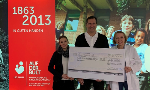 Manuela Harms (Öffentlichkeitsarbeit Dermaroller GmbH), Lars Riedel (Markenbotschafter Dermaroller GmbH) und Oberärztin der Kinderchirurgie und -urologie, Frau Dr. Sinnig.