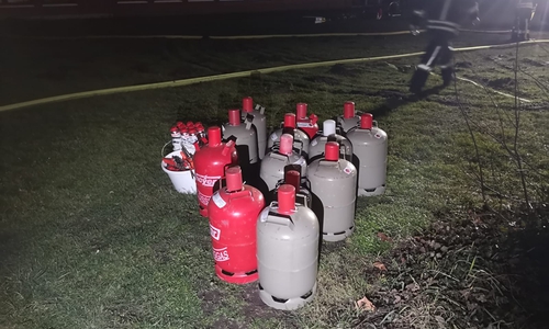 Es wurden einige Gasflaschen aus dem brennenden Gebäude geholt.