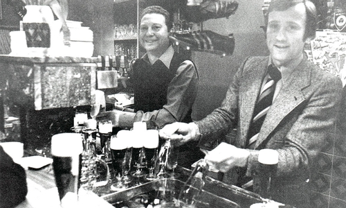 Bei Bier und Hähnchen wurde sich die Meinung gegeigt. Kultwirt Helmut Conni Eckleben (li.) war wichtig für die Löwen-Seele.