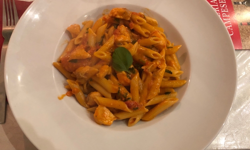Tomatisierte Pasta mit frischem Lachs. Auf den Punkt gegart, sehr gut.