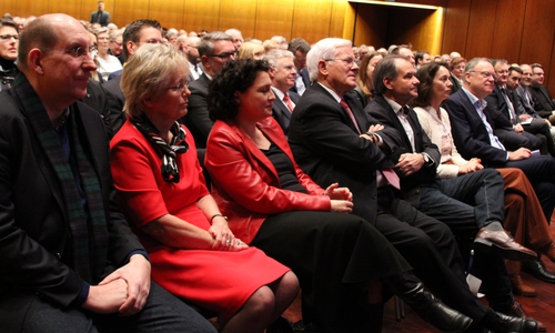Auch Niedersachsens Sozialministerin Dr. Carola Reimann (3. v. li.) und Braunschweigs Ehrenbürger Gerhard Glogowski (4. v. li.) waren gekommen.